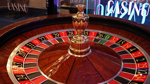 Auto Roulette live-dealer table interface on singapore togel showing wheel, bet slip, and balance